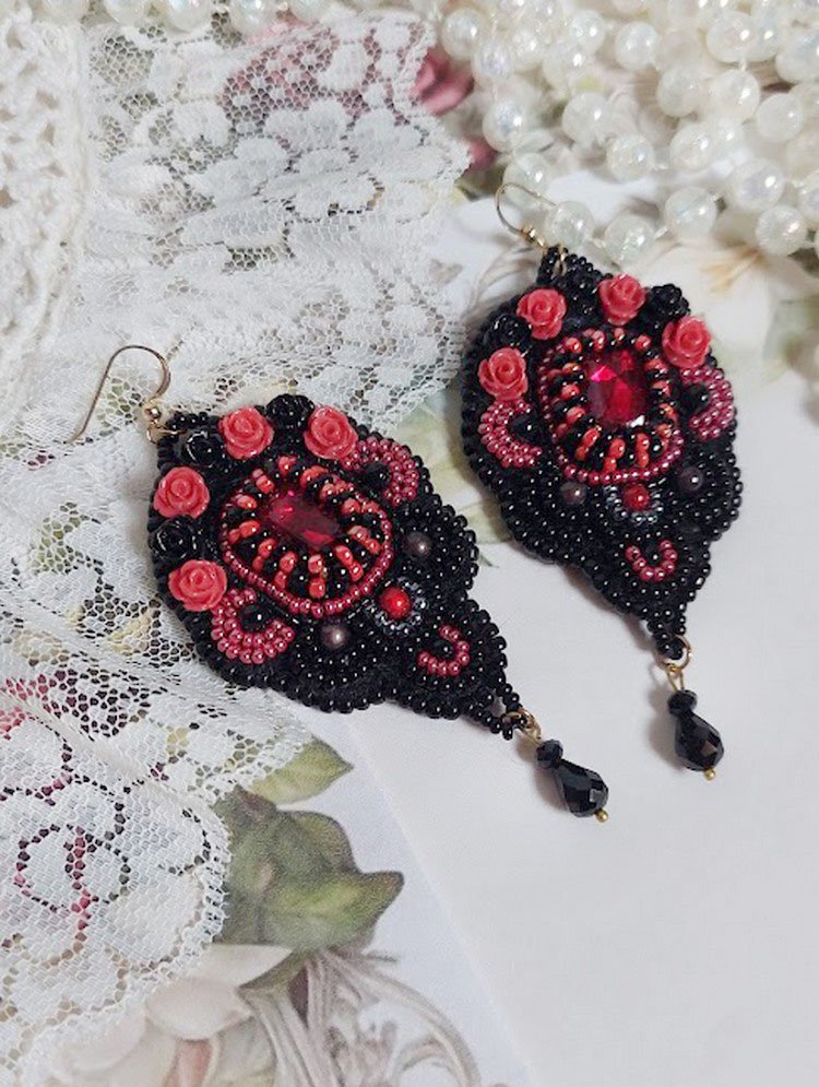 BO Midnight in Paris bestickt mit Swarovski-Kristallen, roten Rosen aus Kunstharz, Perlmuttperlen, Rocailles und Ohrhaken aus 14-karätigem Gold Filled