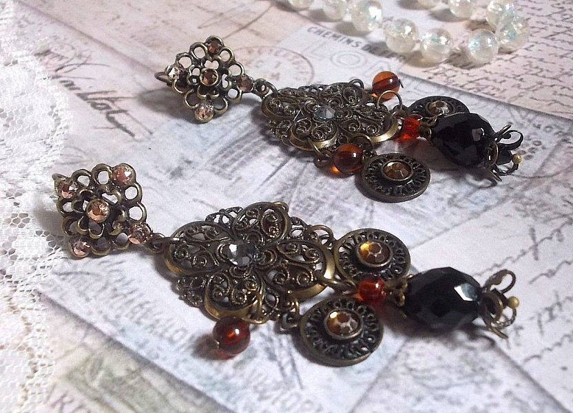 BO Milady Broc' kreiert mit Stempeln, Tropfen, Messinganh&auml;ngern, Strass, PureCrystal-Cabochons und Glasperlen