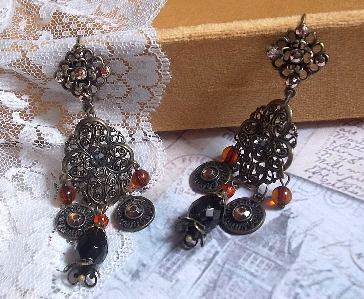 BO Milady Broc' kreiert mit Stempeln, Tropfen, Messinganh&auml;ngern, Strass, PureCrystal-Cabochons und Glasperlen