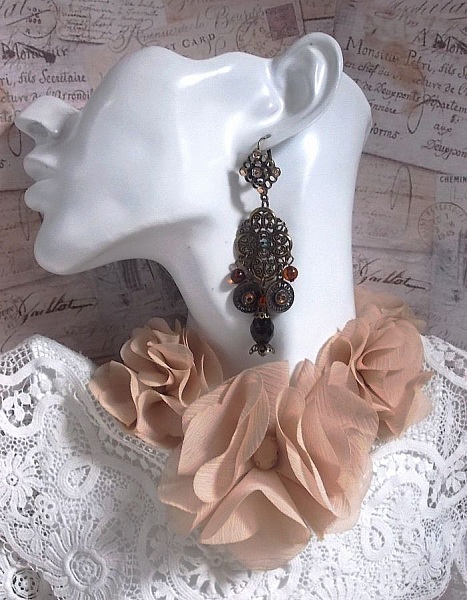 BO Milady Broc' kreiert mit Stempeln, Tropfen, Messinganh&auml;ngern, Strass, PureCrystal-Cabochons und Glasperlen