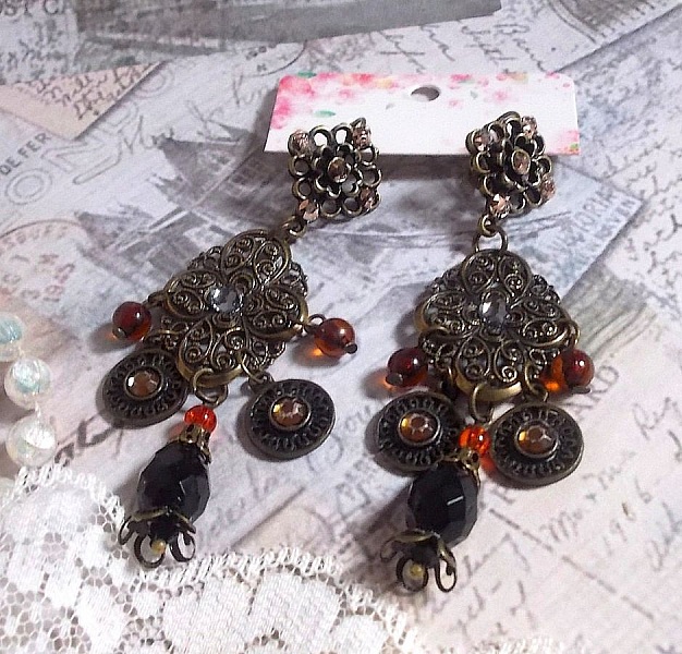 BO Milady Broc' kreiert mit Stempeln, Tropfen, Messinganh&auml;ngern, Strass, PureCrystal-Cabochons und Glasperlen