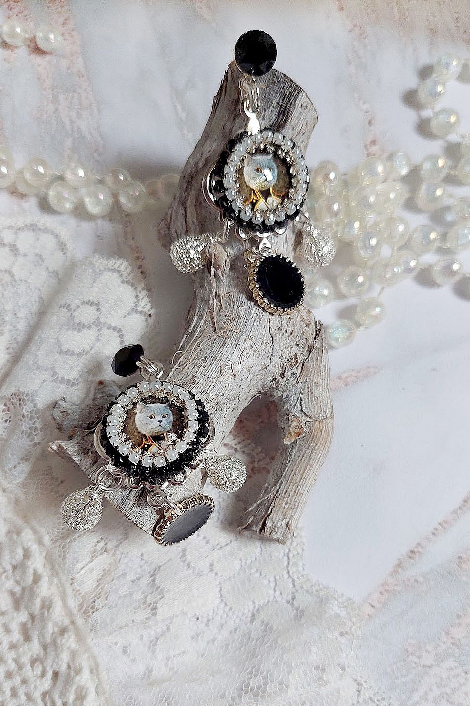 BO Mimichat Steampunk avec cabochons verres, strass, breloques &eacute;poxy, perles cristal Swarovski et clous argent