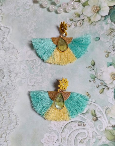 BO Mint and Yellow mont&eacute;es avec des pompons, pince demi-lune, gouttes r&eacute;sine et puces m&eacute;tal