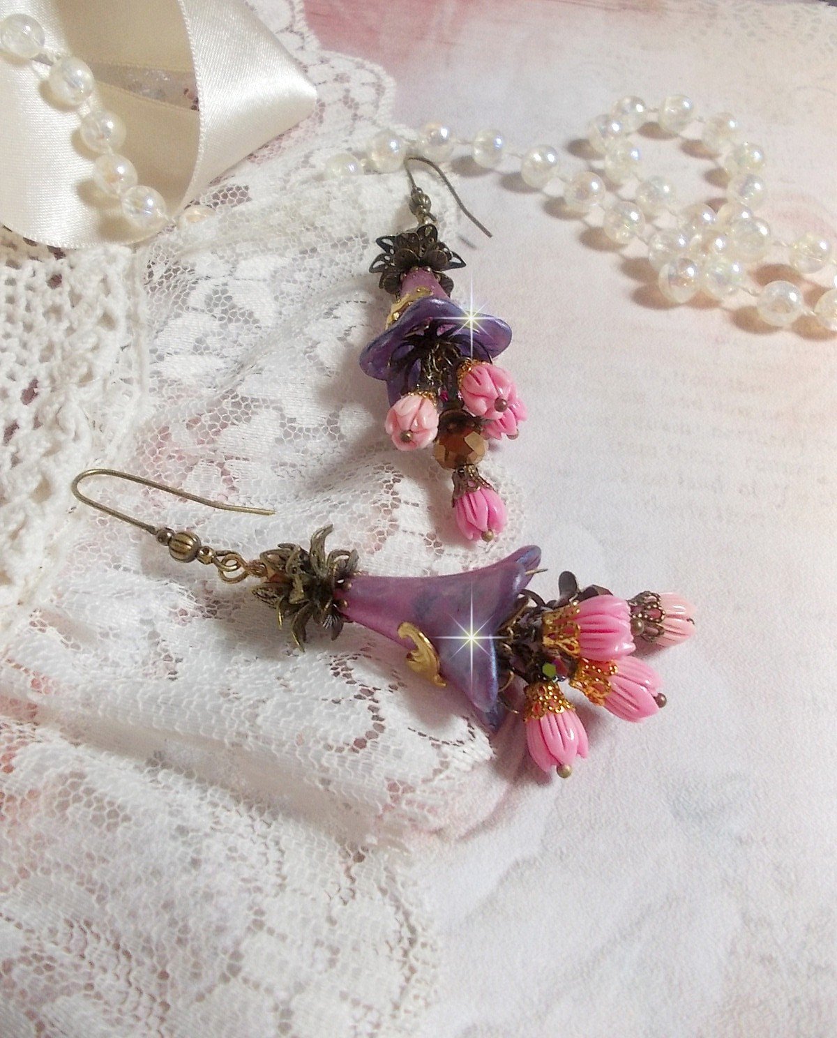 BO M&eacute;tamorphose Fantaisie, boutons de roses sauvages &agrave; laquelle s&rsquo;ajoute perles Cristal, fleurs trompettes peintes &agrave; la main aux couleurs de l&rsquo;&eacute;t&eacute;, perles verre et calottes mont&eacute;s sur crochets Laiton