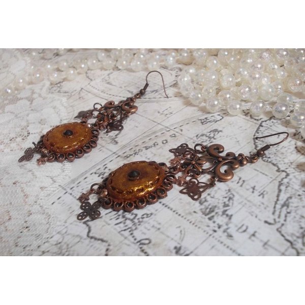 BO Myst&egrave;res d'Ars&egrave;ne kreiert mit Charms in verschiedenen Formen, Medaillonanh&auml;ngern, patinierten Porzellanmotiven und Swarovski-Kristallen.