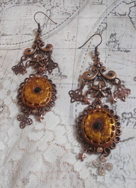 BO Myst&egrave;res d'Ars&egrave;ne kreiert mit Charms in verschiedenen Formen, Medaillonanh&auml;ngern, patinierten Porzellanmotiven und Swarovski-Kristallen.