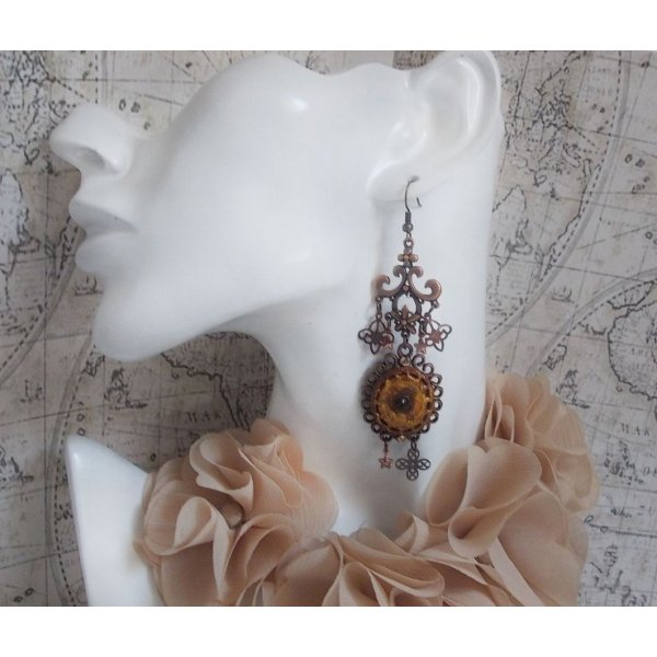 BO Myst&egrave;res d'Ars&egrave;ne kreiert mit Charms in verschiedenen Formen, Medaillonanh&auml;ngern, patinierten Porzellanmotiven und Swarovski-Kristallen.