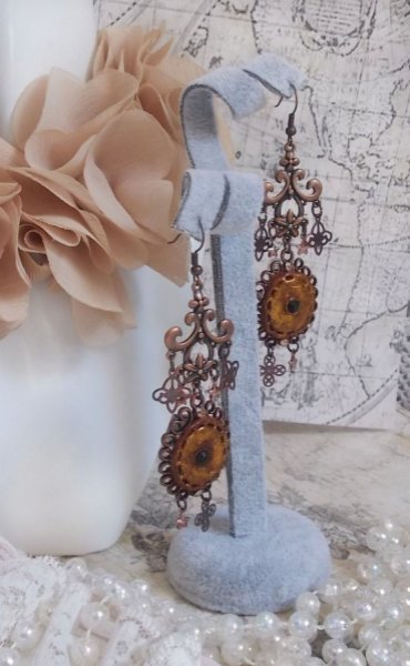 BO Myst&egrave;res d'Ars&egrave;ne kreiert mit Charms in verschiedenen Formen, Medaillonanh&auml;ngern, patinierten Porzellanmotiven und Swarovski-Kristallen.