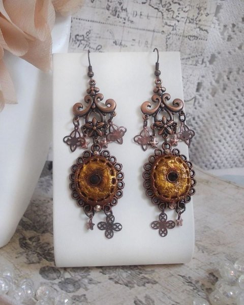 BO Myst&egrave;res d'Ars&egrave;ne kreiert mit Charms in verschiedenen Formen, Medaillonanh&auml;ngern, patinierten Porzellanmotiven und Swarovski-Kristallen.