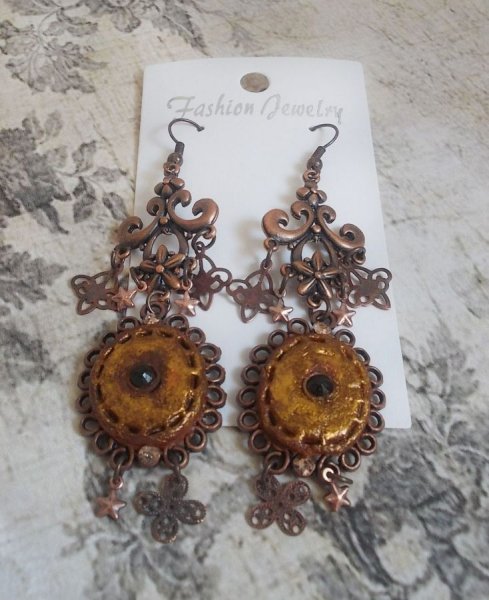 BO Myst&egrave;res d'Ars&egrave;ne kreiert mit Charms in verschiedenen Formen, Medaillonanh&auml;ngern, patinierten Porzellanmotiven und Swarovski-Kristallen.