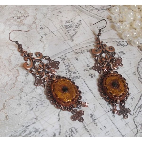 BO Myst&egrave;res d'Ars&egrave;ne kreiert mit Charms in verschiedenen Formen, Medaillonanh&auml;ngern, patinierten Porzellanmotiven und Swarovski-Kristallen.