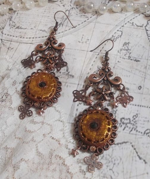 BO Myst&egrave;res d'Ars&egrave;ne kreiert mit Charms in verschiedenen Formen, Medaillonanh&auml;ngern, patinierten Porzellanmotiven und Swarovski-Kristallen.