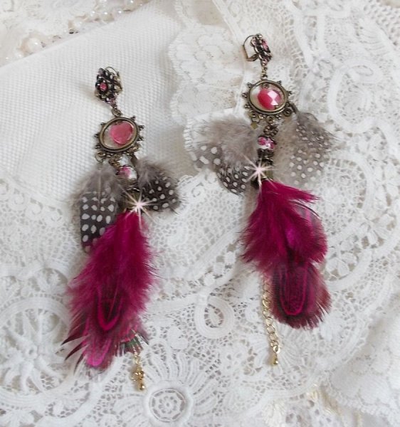 BO Navajo Fuchsia und Braun mit Glasperlen, Swarovski-Kristallen und Federn
