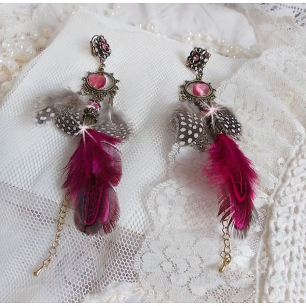BO Navajo Fuchsia und Braun mit Glasperlen, Swarovski-Kristallen und Federn
