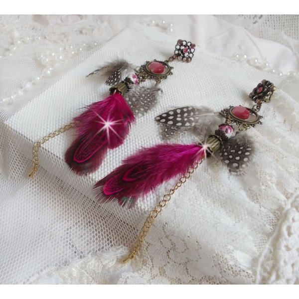 BO Navajo Fuchsia und Braun mit Glasperlen, Swarovski-Kristallen und Federn