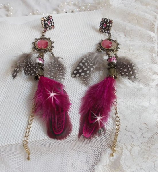 BO Navajo Fuchsia und Braun mit Glasperlen, Swarovski-Kristallen und Federn