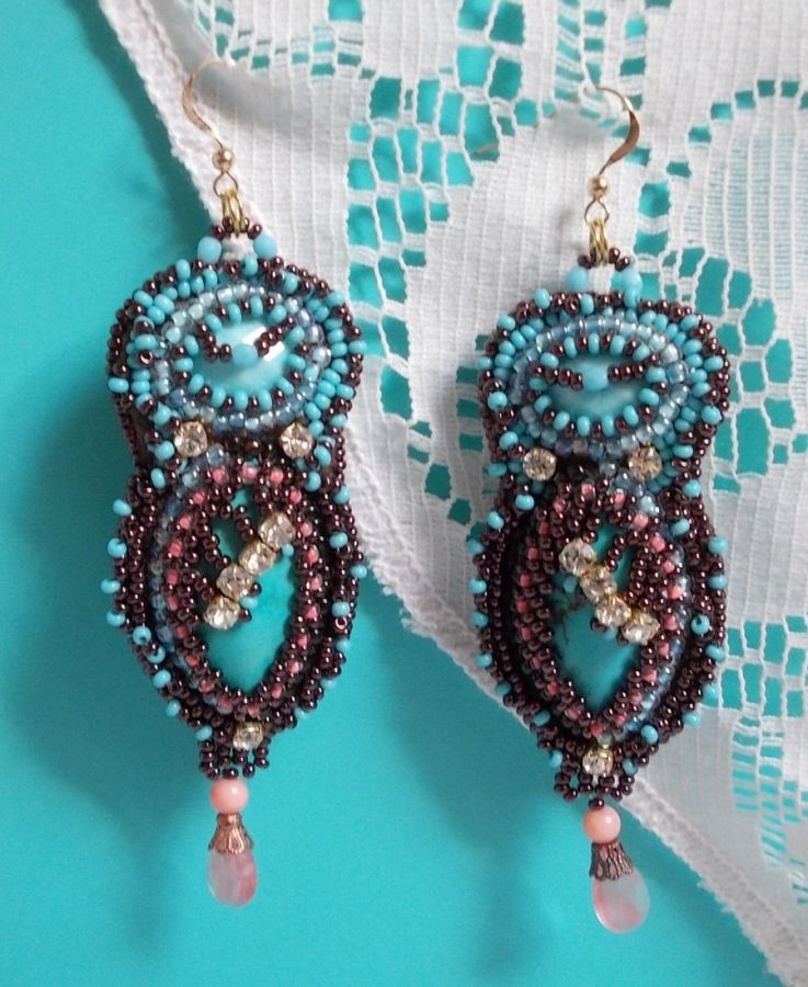 BO NaÎade avec des cabochons en turquoise, des strass, des rocailles et du cuir vachette Camel