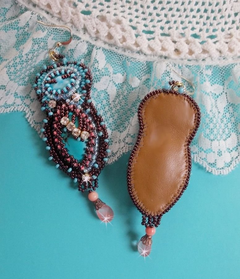 BO NaÎade avec des cabochons en turquoise, des strass, des rocailles et du cuir vachette Camel