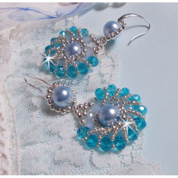 BO Ode Bleu et Argent kreiert mit runden Perlmuttperlen, abgeflachten Facetten und versilberten Rocailles.