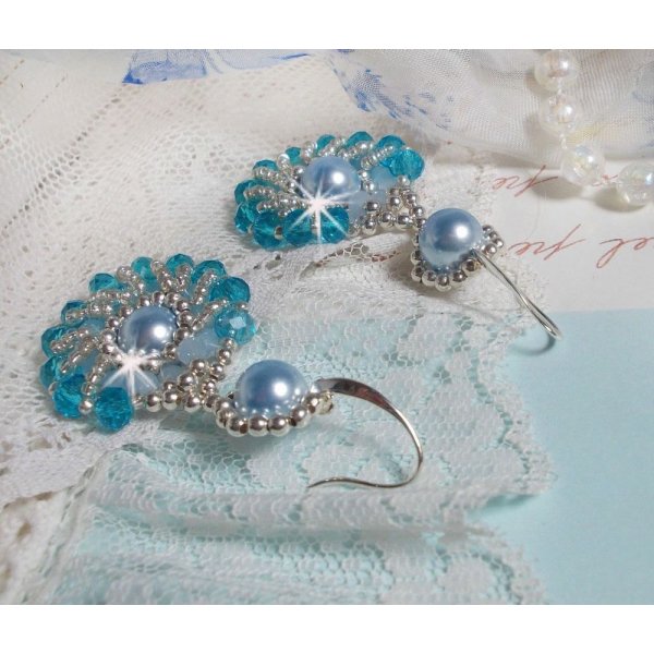 BO Ode Bleu et Argent kreiert mit runden Perlmuttperlen, abgeflachten Facetten und versilberten Rocailles.