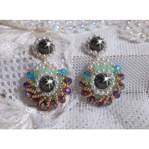 BO Ode Green and Purple kreiert mit runden Perlmuttperlen, abgeflachten Facetten und goldenen Rocailles