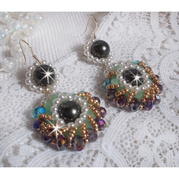 BO Ode Green and Purple kreiert mit runden Perlmuttperlen, abgeflachten Facetten und goldenen Rocailles