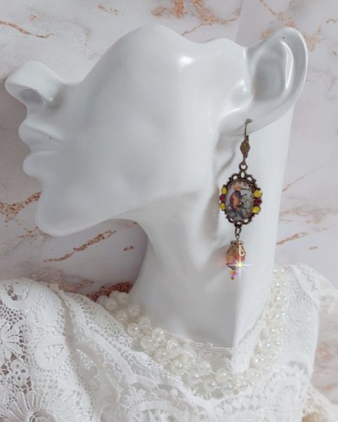 BO Oiseau Huppe ovales et pendantes, cabochons repr&eacute;sentant des oiseaux mont&eacute;es sur pendentifs, gouttes en verre, cabochons en cristal et dormeuses en laiton. Une fa&ccedil;on de voir ce bel oiseau