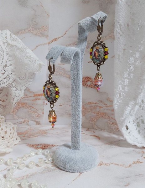 BO Oiseau Huppe ovales et pendantes, cabochons repr&eacute;sentant des oiseaux mont&eacute;es sur pendentifs, gouttes en verre, cabochons en cristal et dormeuses en laiton. Une fa&ccedil;on de voir ce bel oiseau