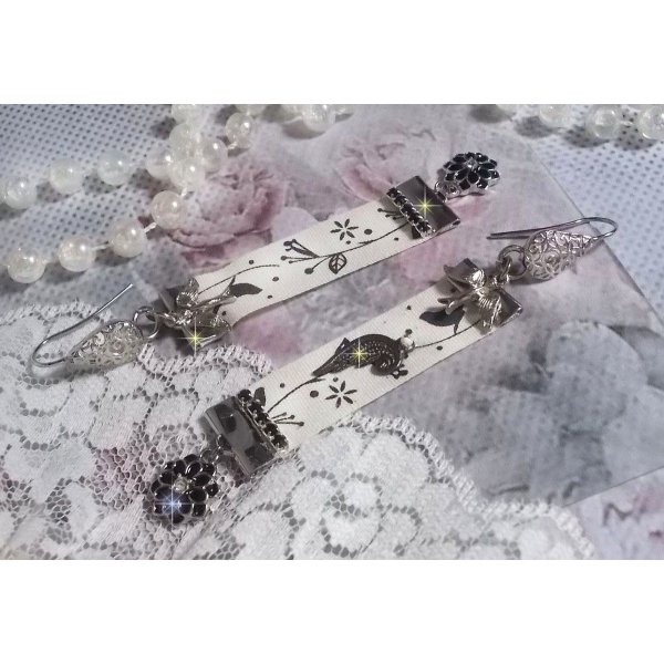 BO V&ouml;gel Schwarz und Wei&szlig; kreiert mit bedrucktem Band V&ouml;gel Schwarz und Wei&szlig;, Kristallen, emaillierten Blumen und hochwertigen Accessoires