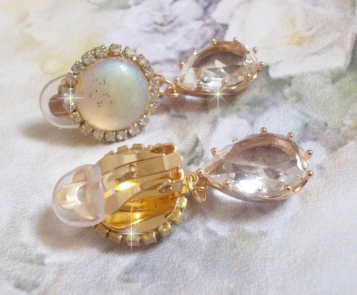 BO Orphée avec des cabochons en verre Cristal AB pailletés et strassés avec les mêmes couleurs sur des clips en Laiton où les pendants en forme de larme relèvent le défi. Un peu de poésie.