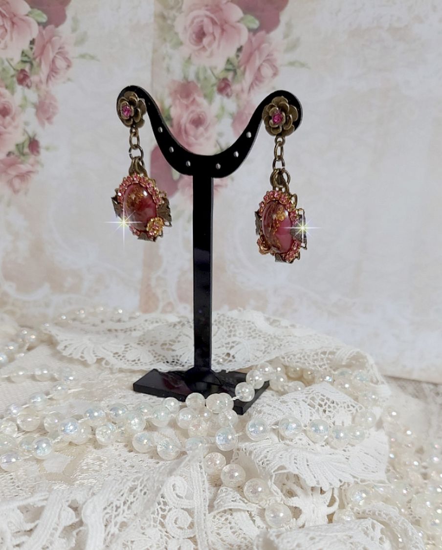 BO Pampelone Fuchsia avec cabochons ovales aux feuilles d’or ornées de strass, cristaux, Roses et breloques papillons. Montées sur des estampes carrées et des clous d’oreilles Bronze en Métal