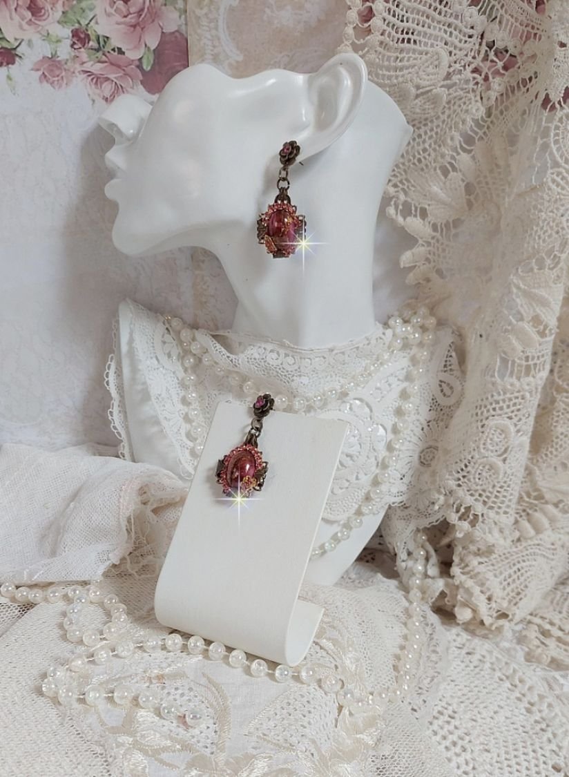 BO Pampelone Fuchsia avec cabochons ovales aux feuilles d’or ornées de strass, cristaux, Roses et breloques papillons. Montées sur des estampes carrées et des clous d’oreilles Bronze en Métal