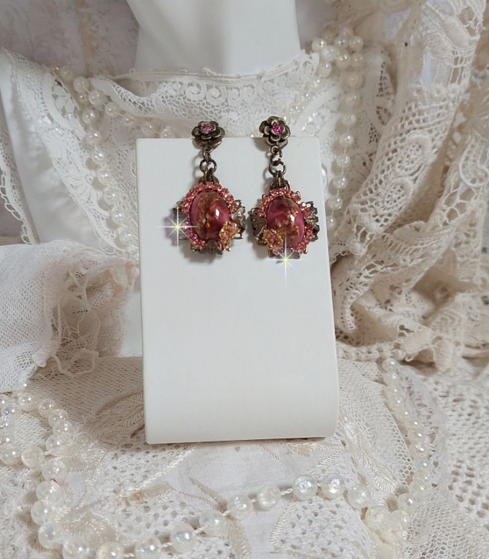 BO Pampelone Fuchsia avec cabochons ovales aux feuilles d’or ornées de strass, cristaux, Roses et breloques papillons. Montées sur des estampes carrées et des clous d’oreilles Bronze en Métal