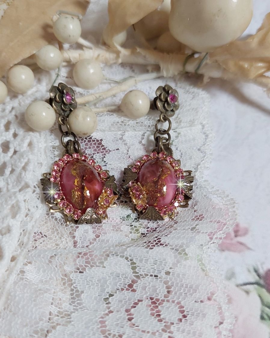 BO Pampelone Fuchsia avec cabochons ovales aux feuilles d’or ornées de strass, cristaux, Roses et breloques papillons. Montées sur des estampes carrées et des clous d’oreilles Bronze en Métal