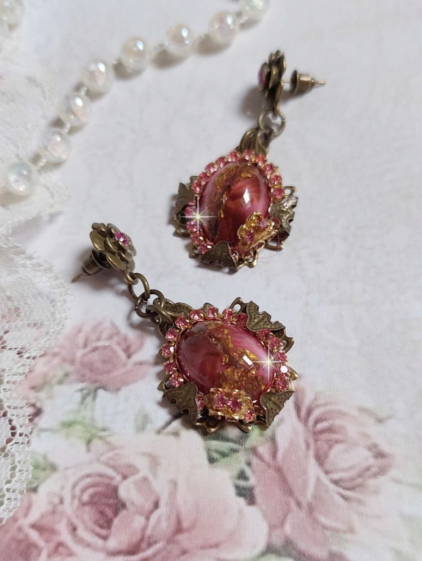 BO Pampelone Fuchsia avec cabochons ovales aux feuilles d’or ornées de strass, cristaux, Roses et breloques papillons. Montées sur des estampes carrées et des clous d’oreilles Bronze en Métal