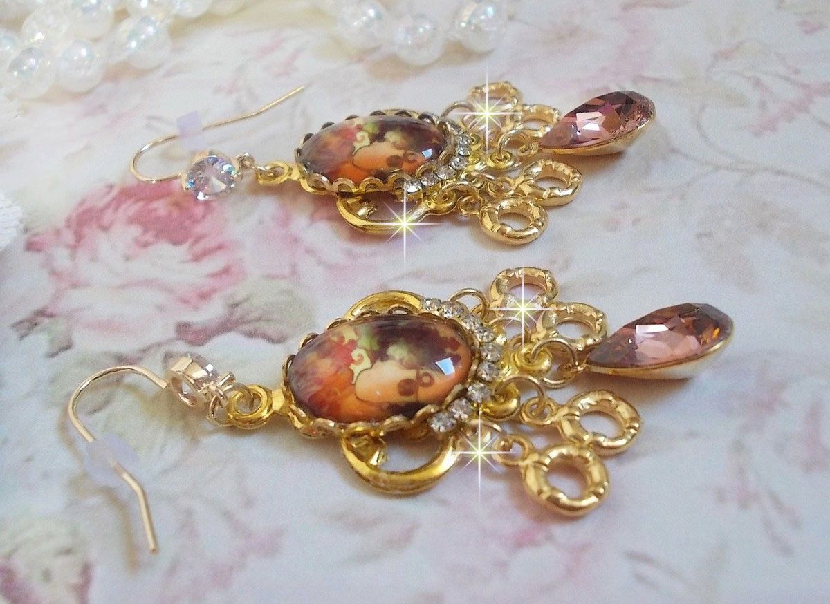 BO Paris représentant une jeune femme à Paris, orné d’une chaîne strass Cristal/Doré avec des breloques, des pendants ovales Blush Rose, montés sur des crochets en plaqué Or. Paris en mode vintage.