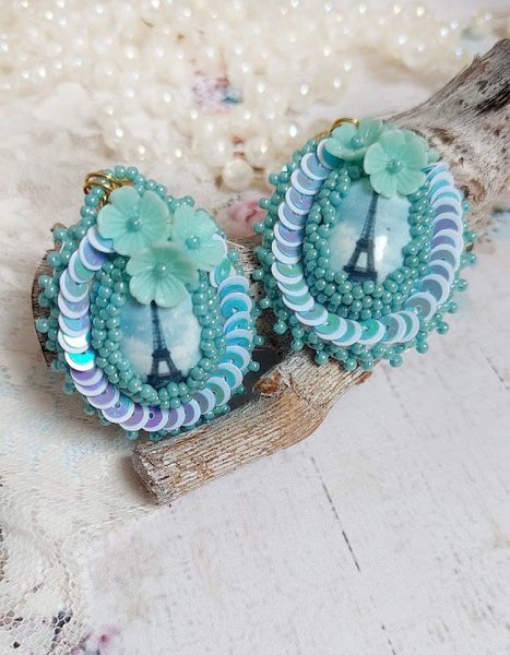 BO Parisienne brod&eacute;es avec cabochons r&eacute;sines, rocailles verres, sequins et clips en laiton