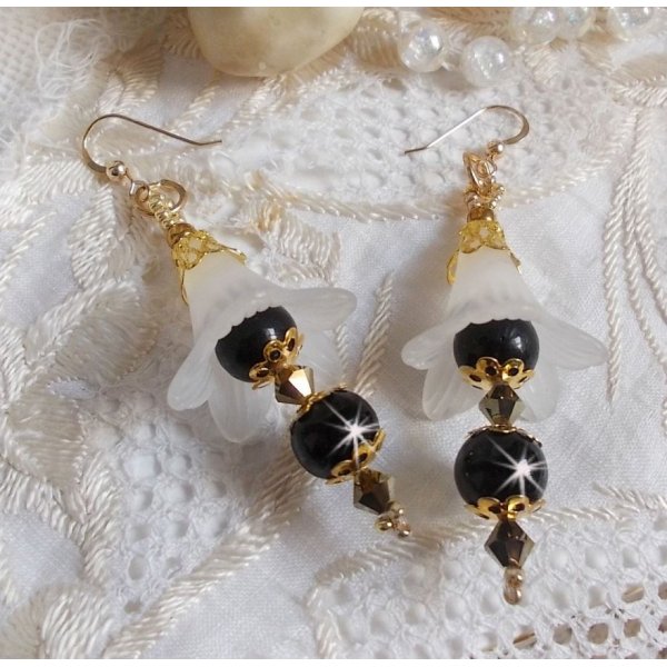 BO Passion mit wei&szlig;en Lucite-Bl&uuml;ten Wei&szlig; und Swarovski-Kristallen