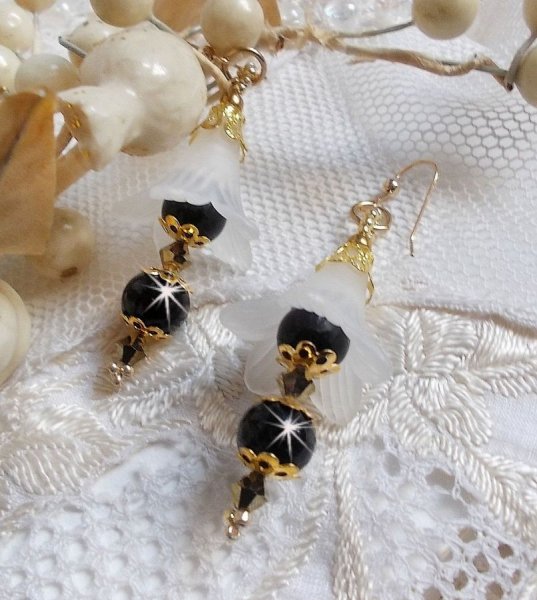 BO Passion mit wei&szlig;en Lucite-Bl&uuml;ten Wei&szlig; und Swarovski-Kristallen