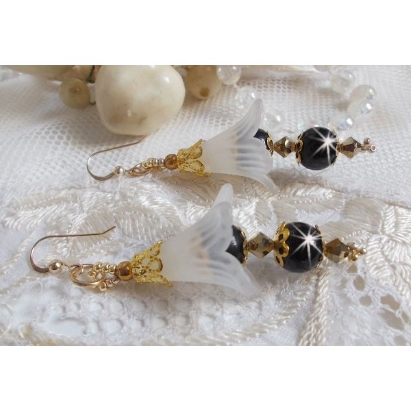 BO Passion mit wei&szlig;en Lucite-Bl&uuml;ten Wei&szlig; und Swarovski-Kristallen