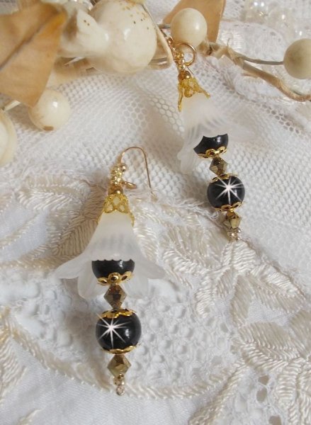 BO Passion mit wei&szlig;en Lucite-Bl&uuml;ten Wei&szlig; und Swarovski-Kristallen