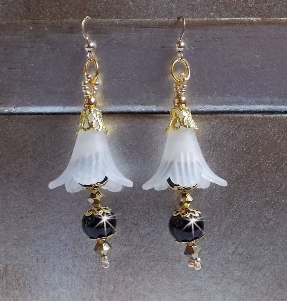 BO Passion mit wei&szlig;en Lucite-Bl&uuml;ten Wei&szlig; und Swarovski-Kristallen