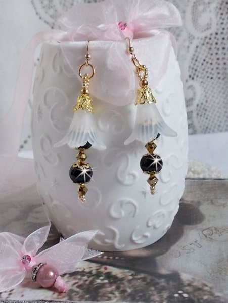 BO Passion mit wei&szlig;en Lucite-Bl&uuml;ten Wei&szlig; und Swarovski-Kristallen