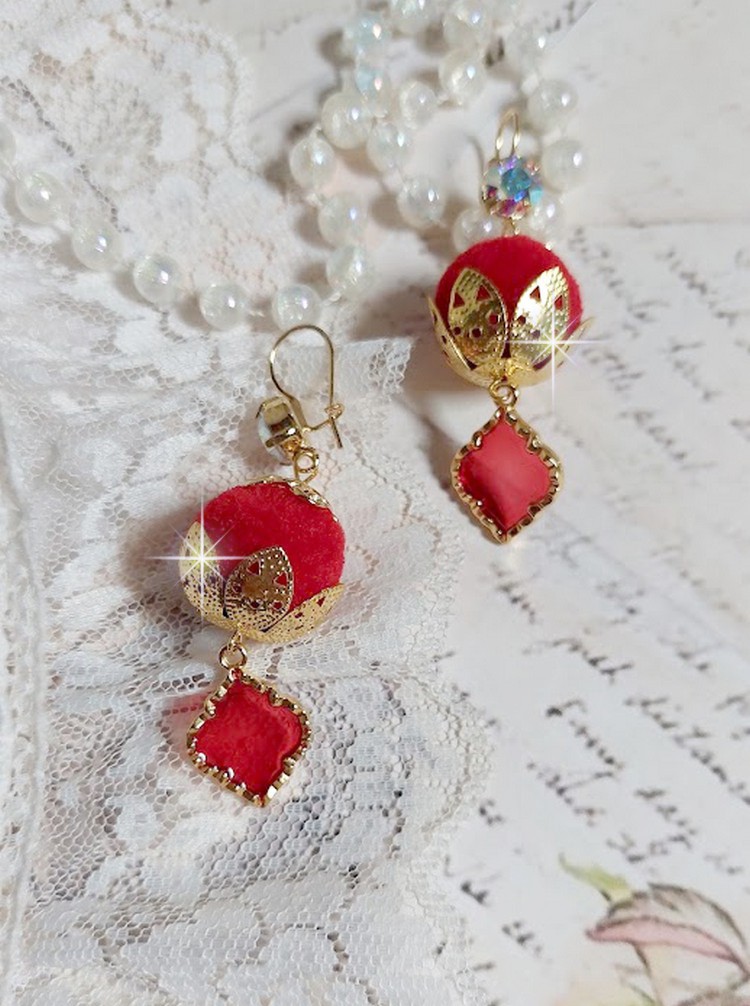 BO Passionnément montées avec des pompons Rouges très tendances à laquelle s’ajoute des coupelles en forme d’arabesque, pendentifs vitrail Rouge/Doré et cabochons en Cristal AB sur crochets en Laiton