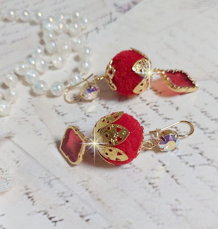 BO Passionnément montées avec des pompons Rouges très tendances à laquelle s’ajoute des coupelles en forme d’arabesque, pendentifs vitrail Rouge/Doré et cabochons en Cristal AB sur crochets en Laiton