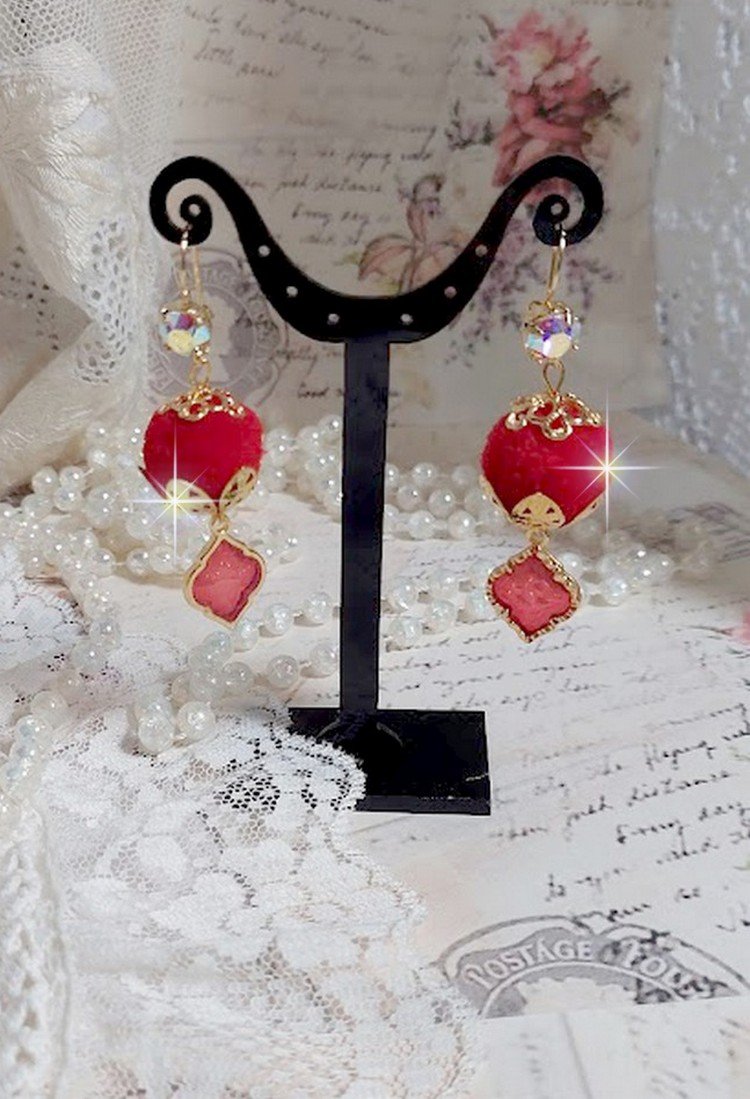 BO Passionnément montées avec des pompons Rouges très tendances à laquelle s’ajoute des coupelles en forme d’arabesque, pendentifs vitrail Rouge/Doré et cabochons en Cristal AB sur crochets en Laiton