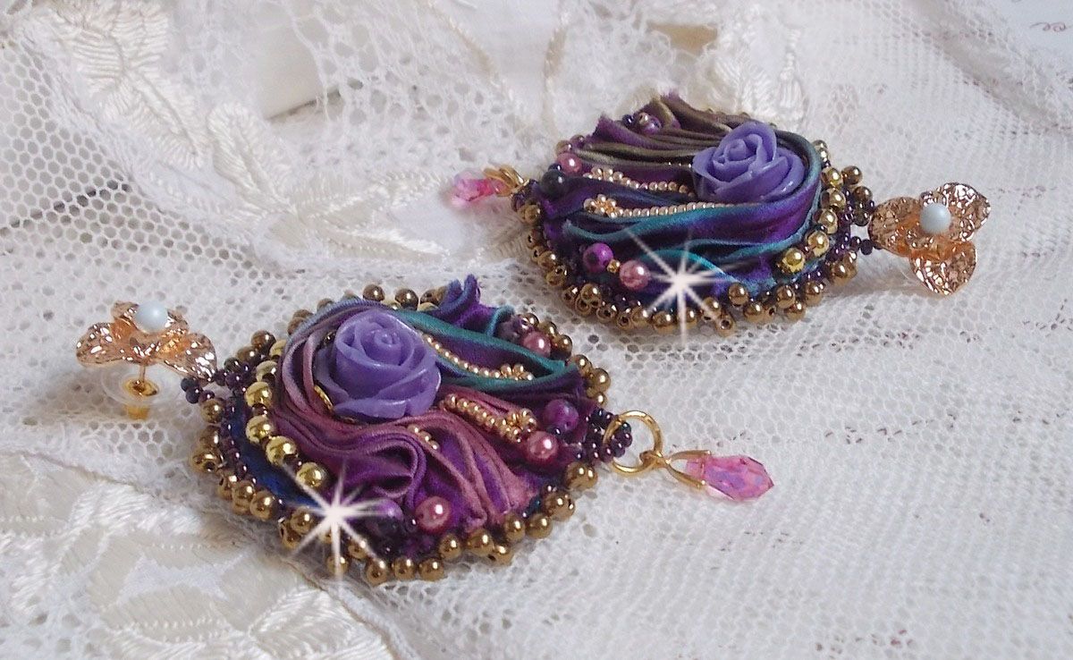 BO La Passionnée de Venise brodées avec un ruban de soie Purple, des Cristaux de Swarovski et des rocailles Miyuki