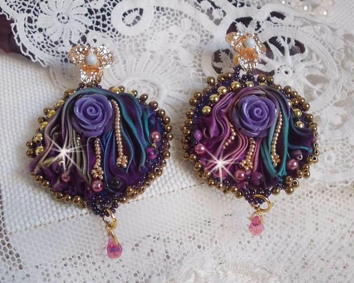 BO La Passionnée de Venise brodées avec un ruban de soie Purple, des Cristaux de Swarovski et des rocailles Miyuki