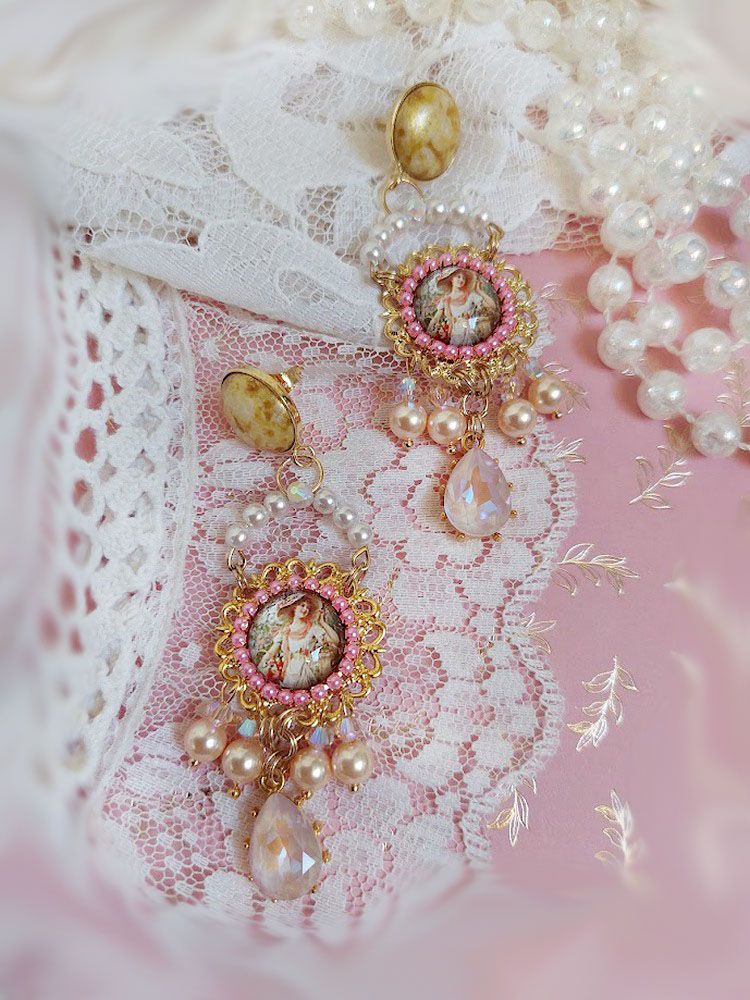 BO Pleasures Pink cr&eacute;&eacute;es avec cabochons verres, accessoires laiton et perles Cristal Swarovski