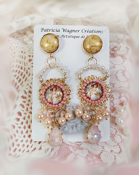 BO Pleasures Pink cr&eacute;&eacute;es avec cabochons verres, accessoires laiton et perles Cristal Swarovski